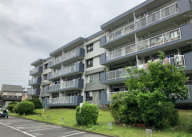 眺望を気にして物件を探す場合、前面に建物が建っていないか現地で確認しましょう！前面に建物があると景色はもちろん、日当たりや風通しにも影響が出てきます。住んだ時のことを想像しながら現地見学をしましょう。
