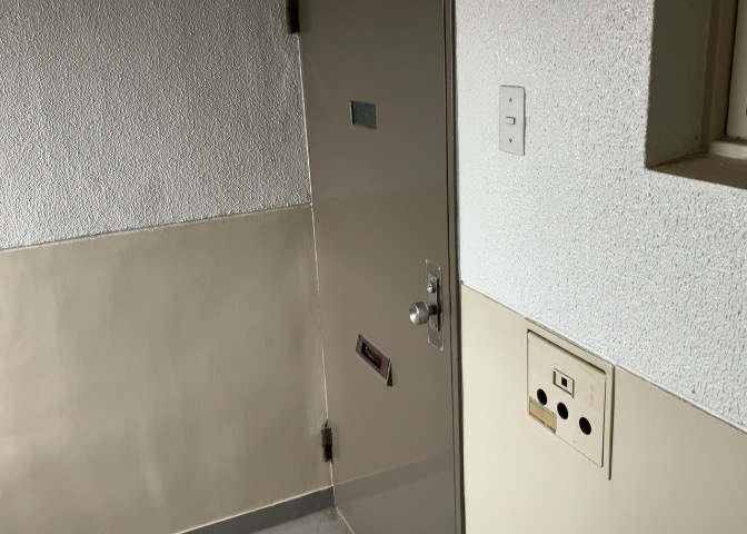 玄関は家の顔でもあり、家族以外の目にも止まる場所です。玄関は外との間を仕切る扉、靴などをしまっておく収納スペース、靴脱ぎのたたきスペース、来客とのやり取りをするドアホンなど複数のアイテムからなります。