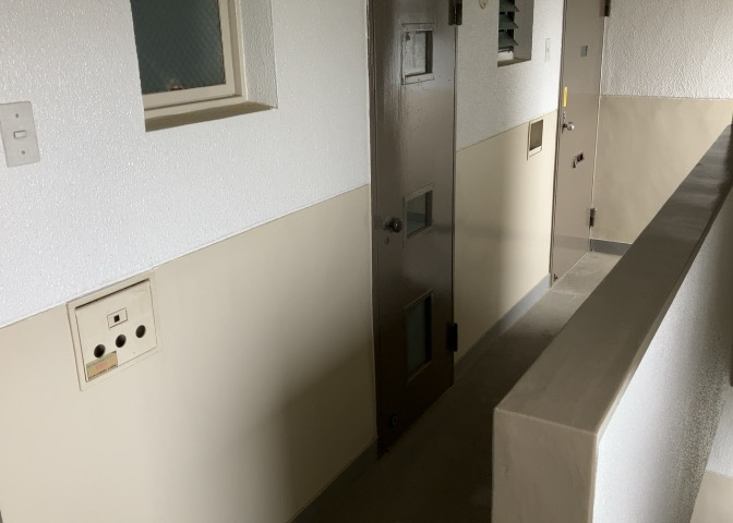 共有部分は、住民なら誰もが使える設備のこと。例えば駐車場やエレベーター、インターネット設備、セキュリティ設備などがあります。他にも、マンションの廊下・外部階段やエントランス・ゴミ置き場などがあります。