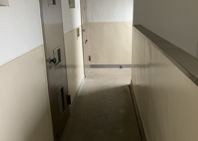 共用部分は、一棟の建物に住む区分所有者全員が共同で所有するとし、共用部分の管理、補修などは、区分所有者で形成される管理組合が行います。個人の判断で勝手に変更することはできませんので覚えておきましょう。