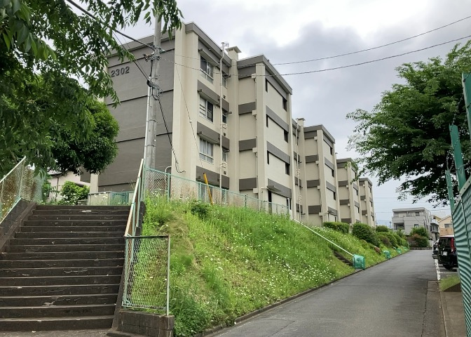 外観はマンション管理がされているかの目安になります。築年数が古いと、壁面は劣化してひび割れが生じることも！建物が古びていても細かいところが修繕されていると、きちんと管理されているなぁと感じるでしょう。
