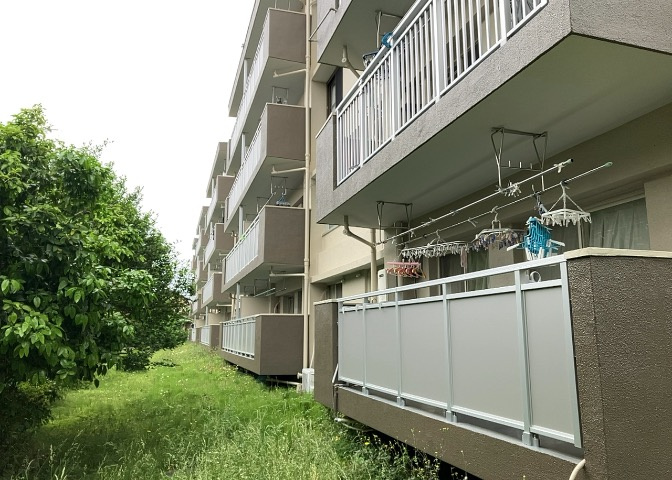 一般的なバルコニーは、奥行1.5ｍ程ですが、ワイルドバルコニーは2ｍまで広がっています。そのため洗濯物の間隔をあけ干すことができ、乾きやすいというメリットや、ガーデニングが楽しめる等の特徴があります。