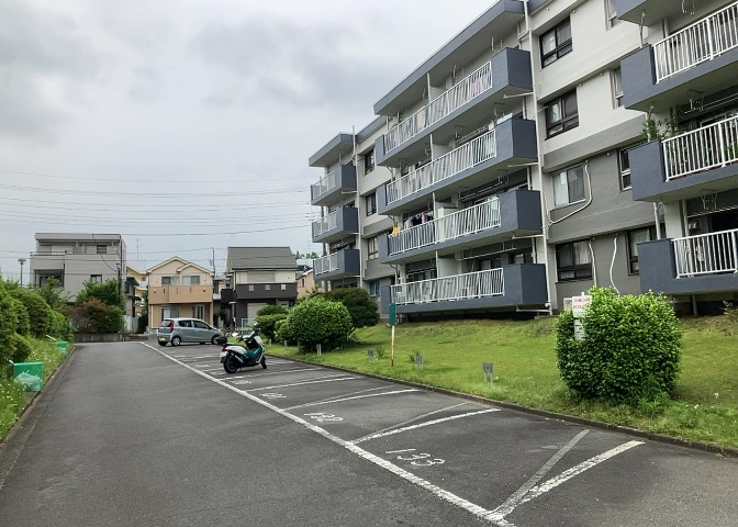 眺望の良さを楽しめるダイニングキッチンで家族団らんの時間を過ごしてはいかがでしょうか。バルコニーから見える景色を家族で眺める時間は、時間が経つのを忘れてしまいそうですね。是非、現地を見に行きましょう！