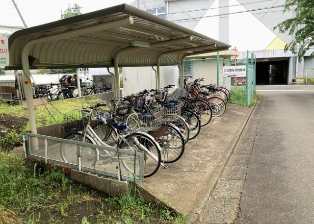 車一台あたりに必要なスペースは、標準サイズの普通自動車で横幅2m50cm、長さ5mは必要になります。ただし、乗降のことも考慮して横幅3m30cm、長さ5m50cmほどは確保できるところを選びましょう。