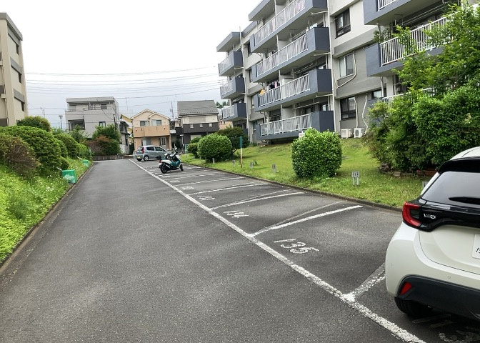 駐車場と明記されていても、最小スペースでつくられた駐車場だと大型車は駐車できなかったり、出入りしにくくなったりする可能性があります。お車のサイズと購入したい物件の駐車場のサイズを現地で確認しましょう。