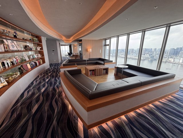 【共用施設SUN　T棟　SKY　LOUNGEURBAN】　バーを設けた48階のラウンジ