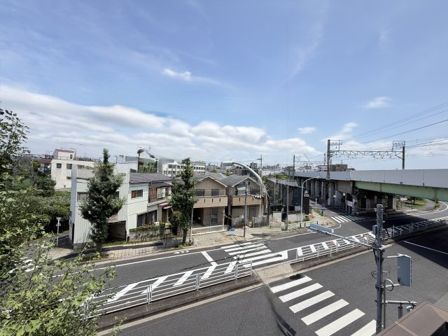 【物件からの眺望】　遮るものの少ない眺望です。家事やお仕事の合間に、外の空気を吸うのにぴったりです。