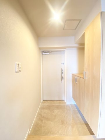 玄関は白を基調としていて、明るいイメージです♪