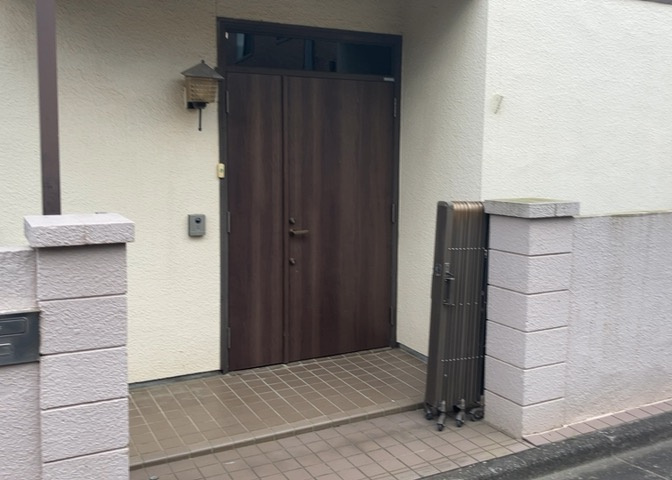 玄関は家の顔でもあり、家族以外の目にも止まる場所です。玄関は外との間を仕切る扉、靴などをしまっておく収納スペース、靴脱ぎのたたきスペース、来客とのやり取りをするドアホンなど複数のアイテムからなります。