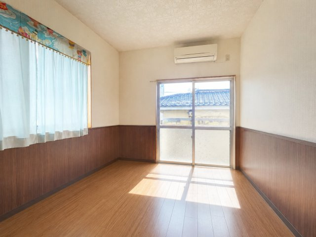 ◆二面採光で、陽差しを長時間受ける事が出来る暖かい室内です。もちろんペアガラスなので、遮音性にも優れ、結露も発生しにくい構造。サッシ周りのカビが発生しにくくなります。※画像はAIにて加工しております。