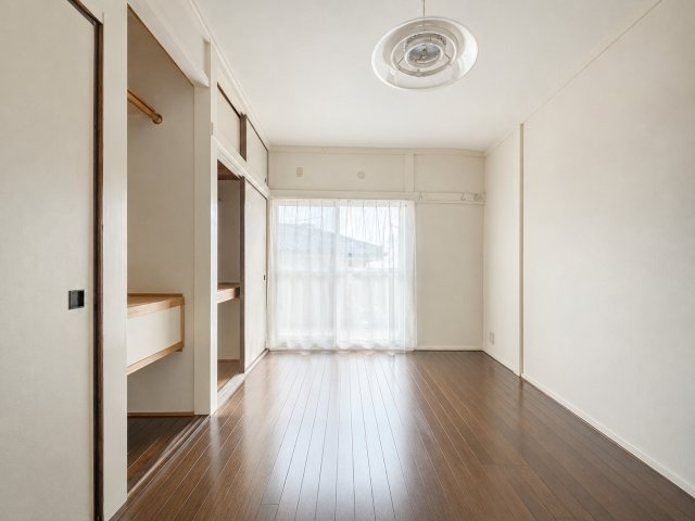 ◆気持ちの良い風が室内へ入り込む居室。家具を配置しても広々ご利用いただけます！！　※画像はAIにて加工しております。