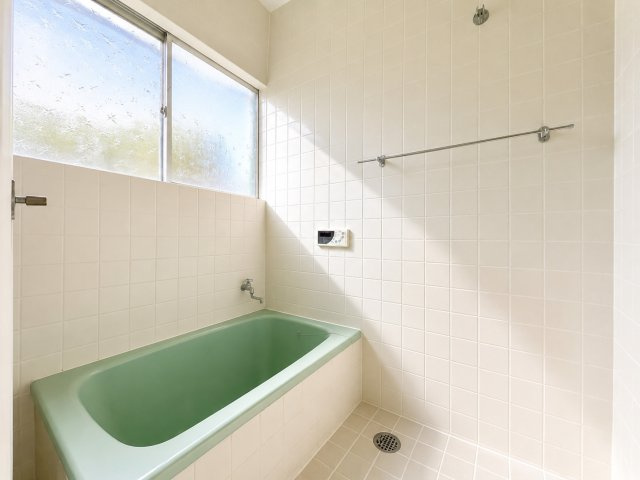 ◆モダンデザインの空間が気持ちよさを高めてくれるバスルーム。清潔感の中に都会的なセンスが感じられ、心身をリフレッシュできる寛ぎを深めてくれるスペースです。　※画像はAIにて加工しております。