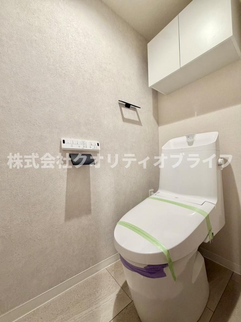 衛生的で年中快適に使用できる温水洗浄便座付きのトイレ空間。便座をいつでも清潔に保てるだけでなく、お掃除がしやすい形状になっており、日々のちょっとしたお手入れのストレスを大幅に軽減してくれます。