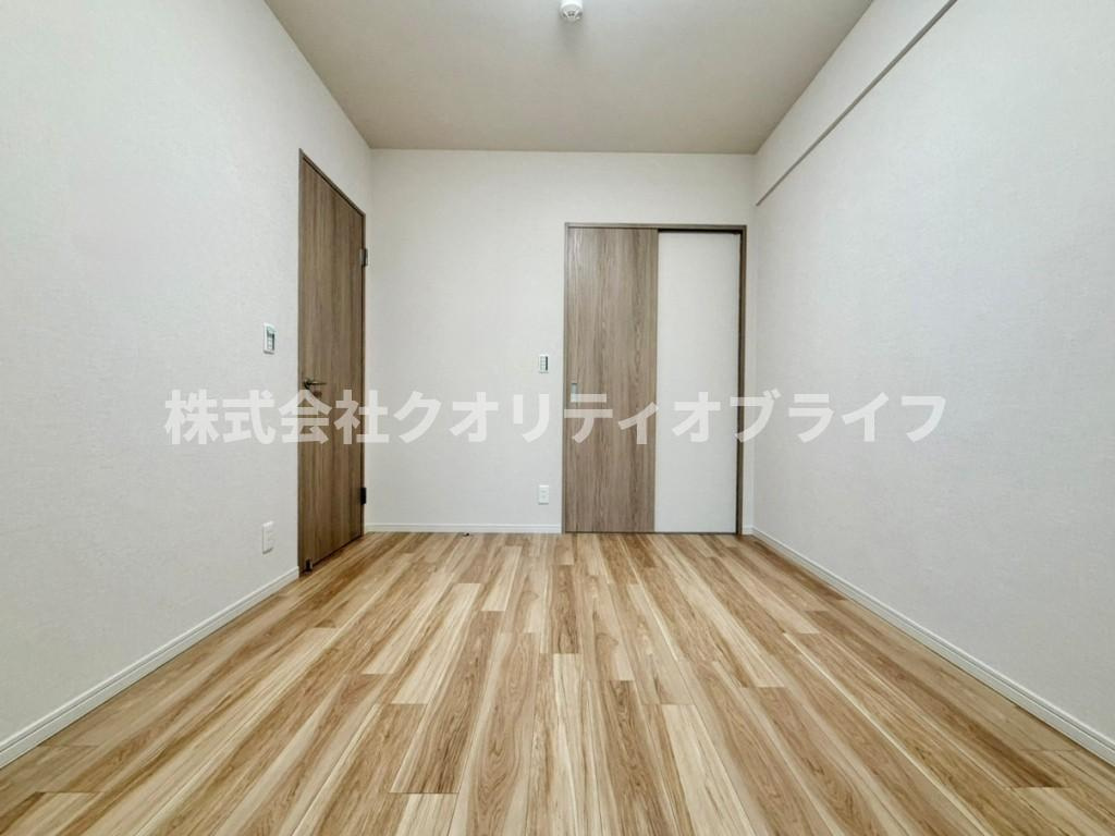 ゆとりある広さが確保された、夫婦の主寝室に最適な洋室。大型のベッドを置いても圧迫感がなく、1日の疲れを癒すプライベートな睡眠空間として落ち着いた雰囲気に包まれています。