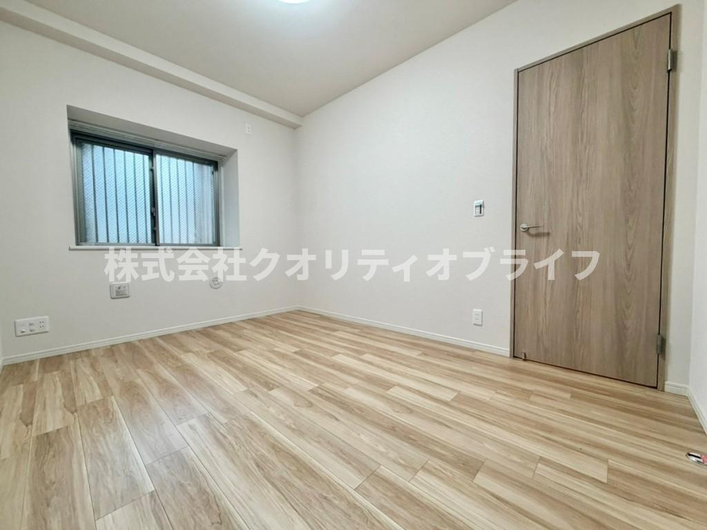 大型のベッドを配置しても圧迫感のない、ゆとりある広さを確保した洋室。1日の疲れをゆったりと癒す主寝室にふさわしく、落ち着いたインテリアで静かなプライベートタイムを演出できる快適な空間です。