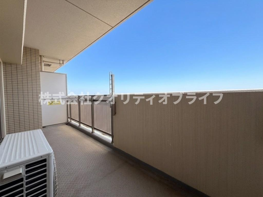 心地よい爽やかな風がお部屋の奥まで通り抜けるバルコニー。室内の空気をいつでもクリーンにリフレッシュしやすく、カビや湿気の発生を抑えて衛生的な暮らしをサポートしてくれます。