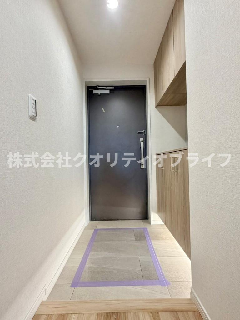 家族やゲストを心地よく迎え入れる、明るくクリーンな玄関スペース。大容量のシューズボックスが完備されており、靴や傘をすっきり片付けて美しい状態を常にキープできます。