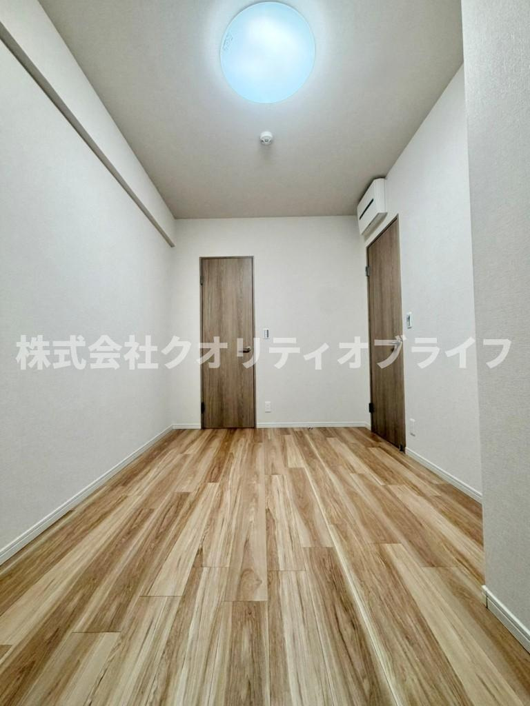 大型のベッドを配置しても圧迫感のない、ゆとりある広さを確保した洋室。1日の疲れをゆったりと癒す主寝室にふさわしく、落ち着いたインテリアで静かなプライベートタイムを演出できる快適な空間です。