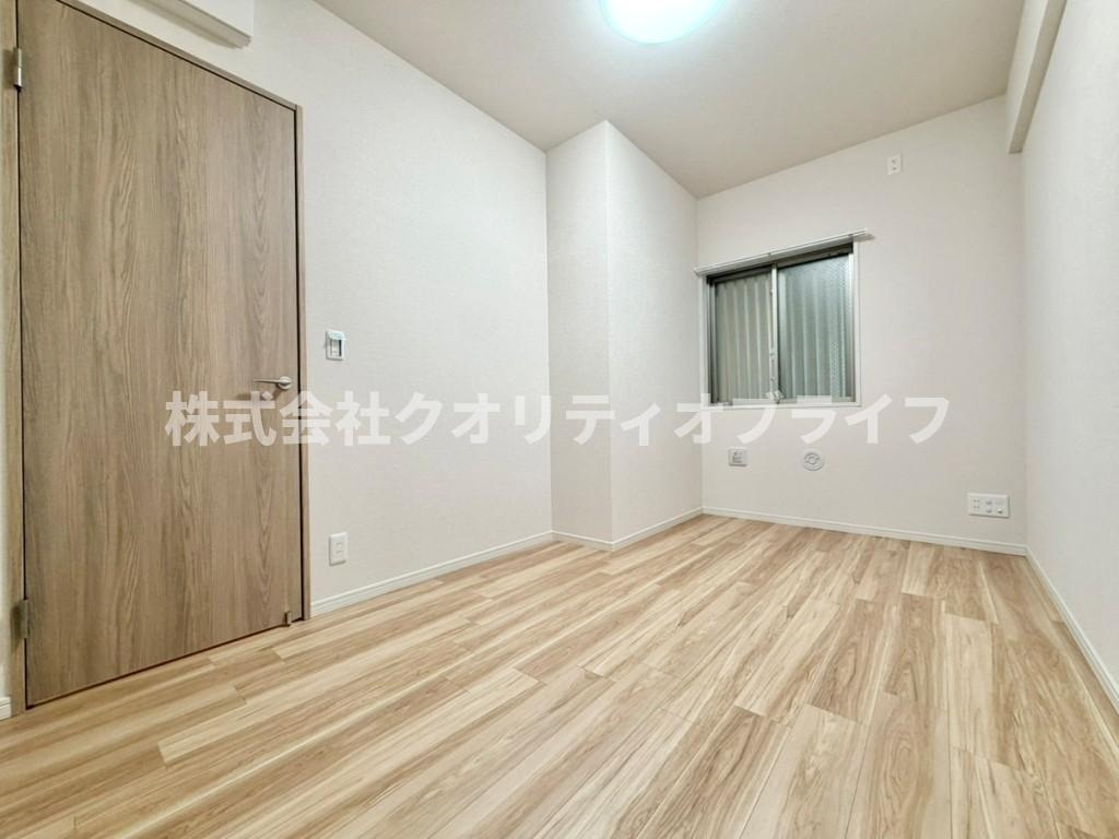 クローゼット完備で整理整頓が習慣化しやすい、子供部屋に最適な洋室。勉強デスクやベッドを配置しやすい綺麗な形状で、お子様の成長に合わせてインテリアの模様替えも柔軟に楽しめる工夫された設計です。
