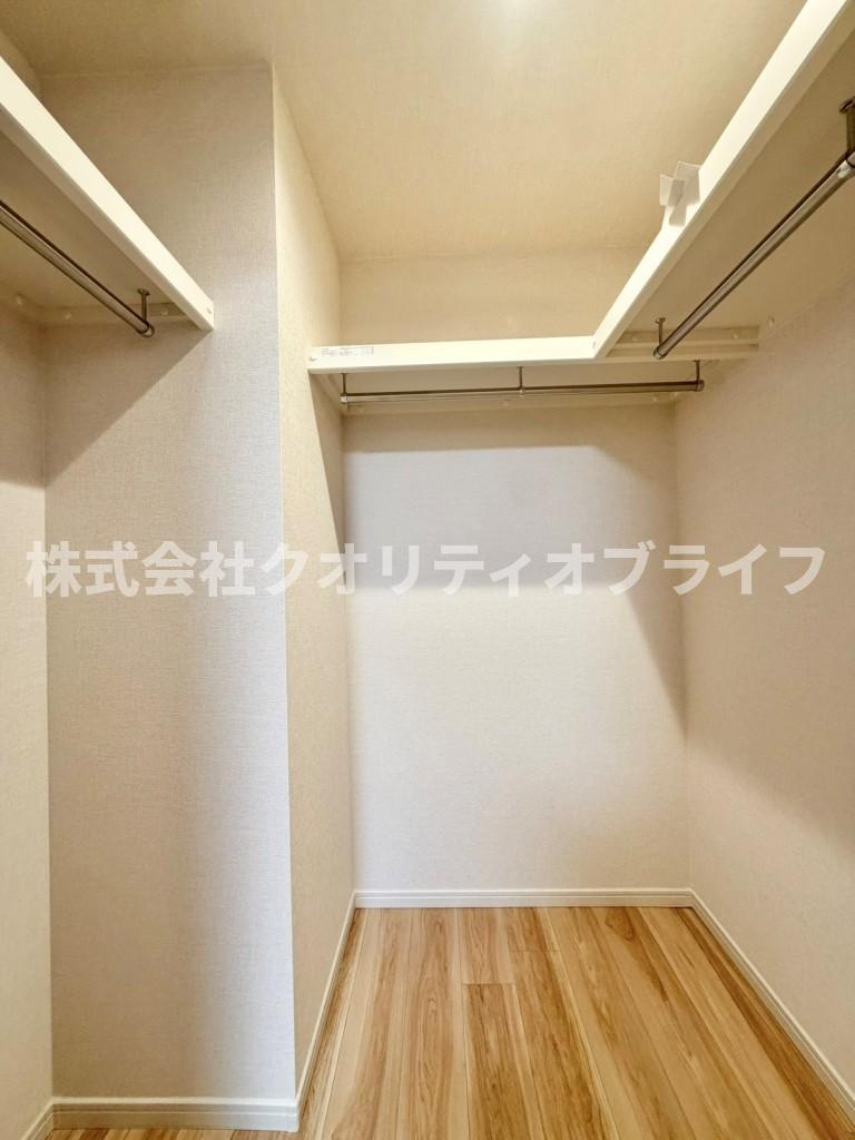 衣服だけでなく、スーツケースや季節物の家電まで丸ごと収納できる大容量のウォークインクローゼット。お部屋の中に余計な家具を置く必要がないため、空間を広く使えます。