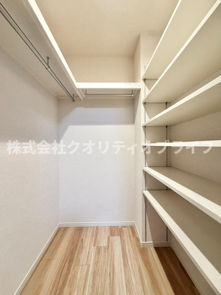 各居室に標準装備された使い勝手の良いクローゼット。ハンガーパイプや棚が設置されており、洋服や季節ものの荷物をすっきりと片付けて、お部屋の広さを有効に活用できます。