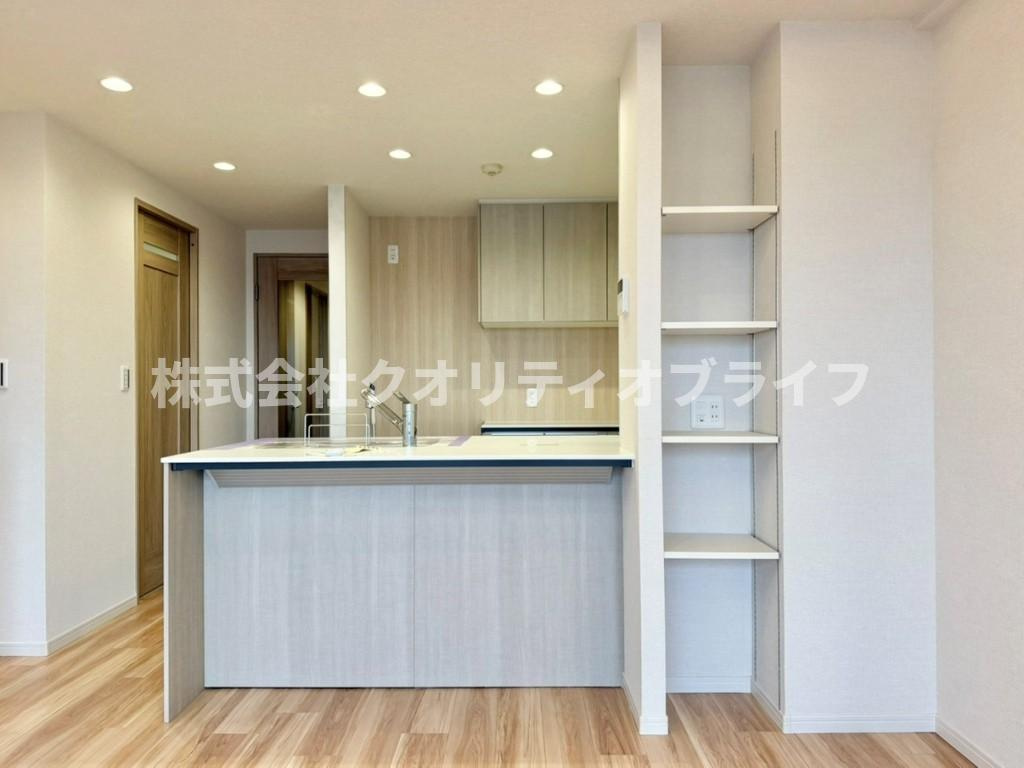 リビングとの繋がりを大切にした、空間の一体感を楽しめる贅沢なレイアウト。お茶を淹れたり、音楽を聴きながら作業をしたりと、単なる調理場にとどまらない、暮らしに寄り添う心地よい空間です。