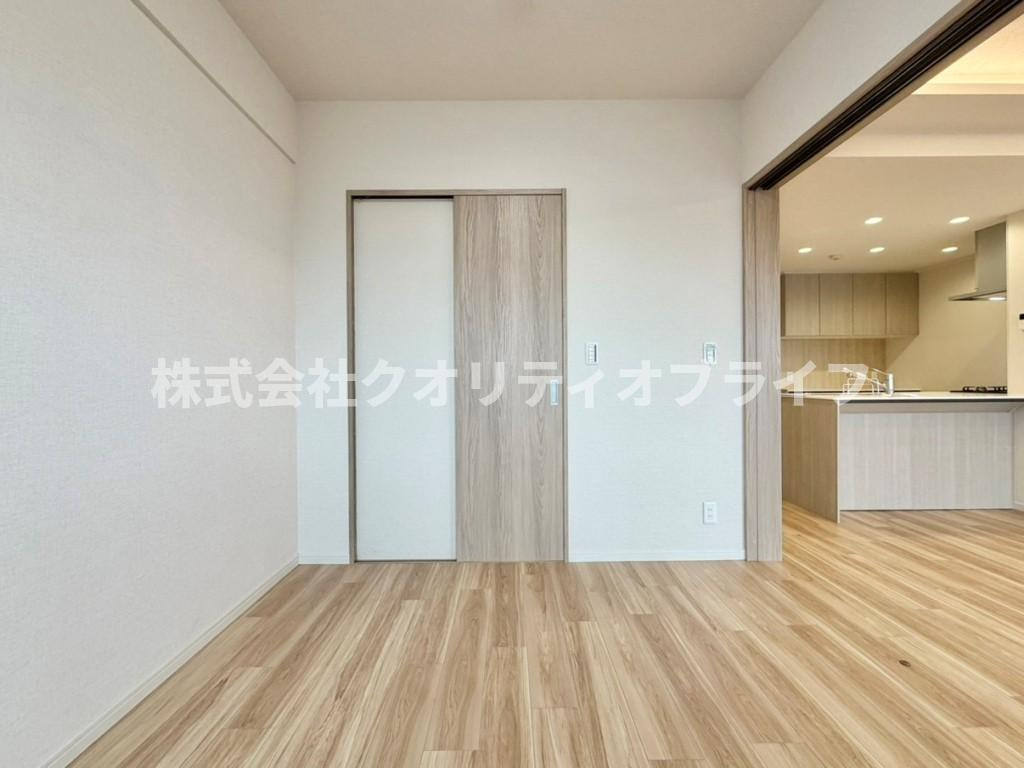 使い勝手の良いクローゼットが標準装備された洋室。衣服や日常の荷物をすっきりと収められるため、余計な収納家具を置く必要がなく、お部屋本来の床面積を最大限に広く活用できるのが嬉しいポイントです。