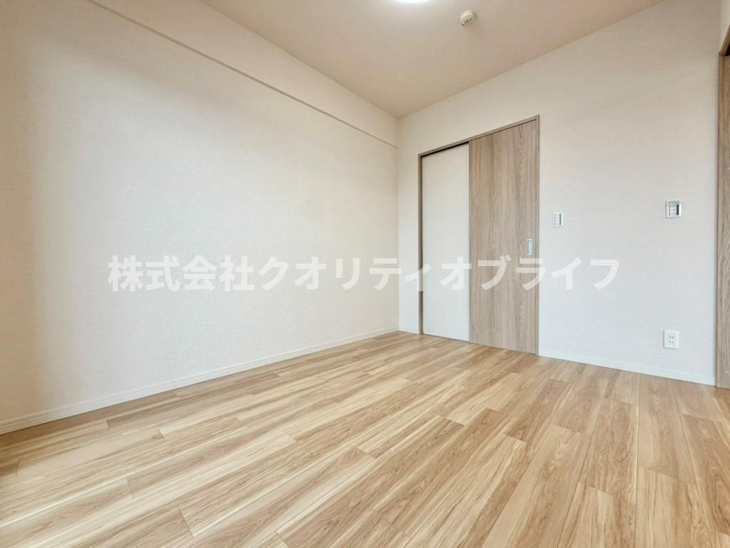 クロスやフローリング、建具まで全てが綺麗に新品交換された清潔感あふれるリノベ洋室。美しさと洗練されたトーンで、どんなデザインの家具を配置しても綺麗に馴染む空間に仕上がっています。