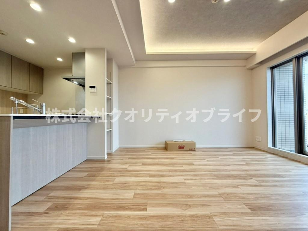 自然光が心地よく差し込み、ご家族で賑やかに食卓を囲める明るいダイニングスペース。大きなダイニングテーブルを置いてもゆとりがあり、毎日の食事時間がより一層楽しく感じられる空間設計です。