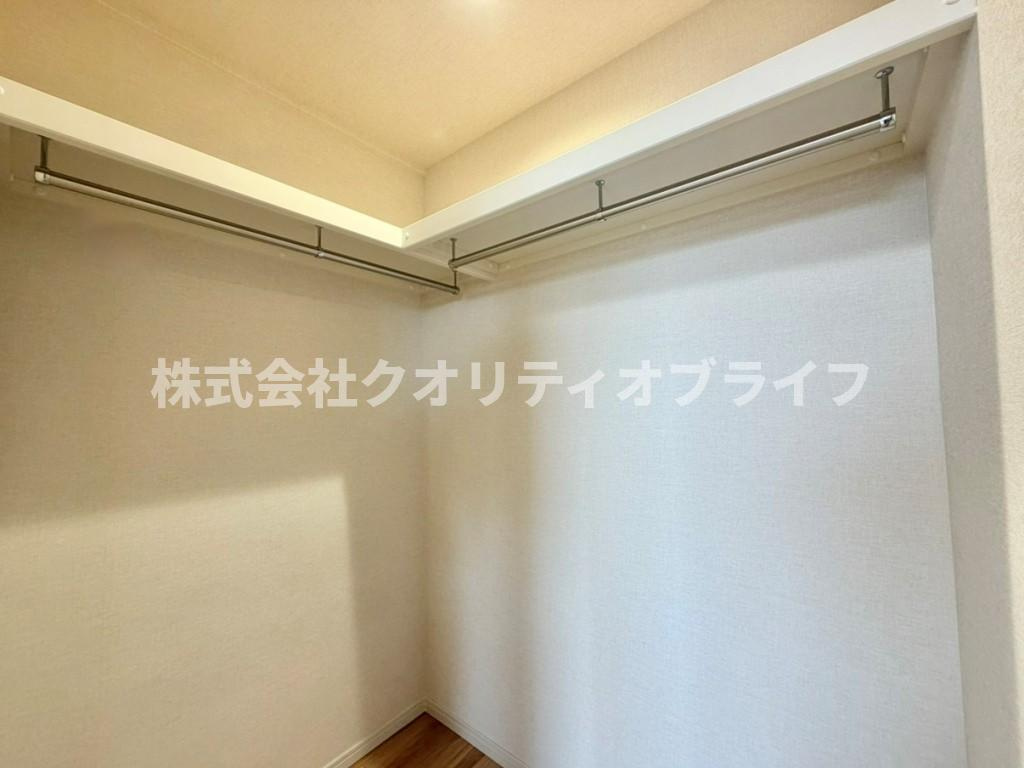 お洋服や季節ものの荷物をたっぷり保管できるウォークインクローゼットに直結した洋室。室内を常に生活感のない美しく整った状態にキープでき、毎日の身支度もスムーズにこなせる機能的な空間です。