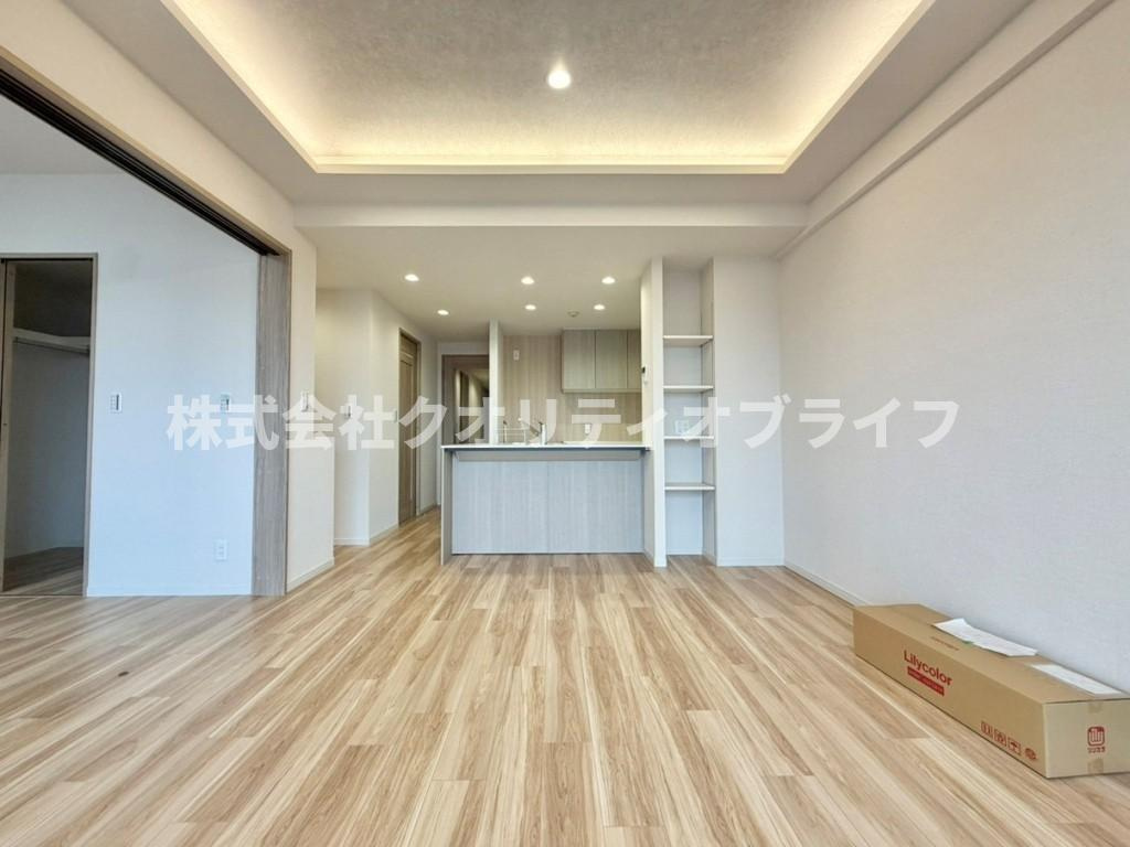 壁面が多く家具の配置がしやすい縦長タイプのリビング。隣接する洋室の扉を開放することで、さらに広々とした大空間としてフレキシブルに活用できる使い勝手の良い間取りです。
