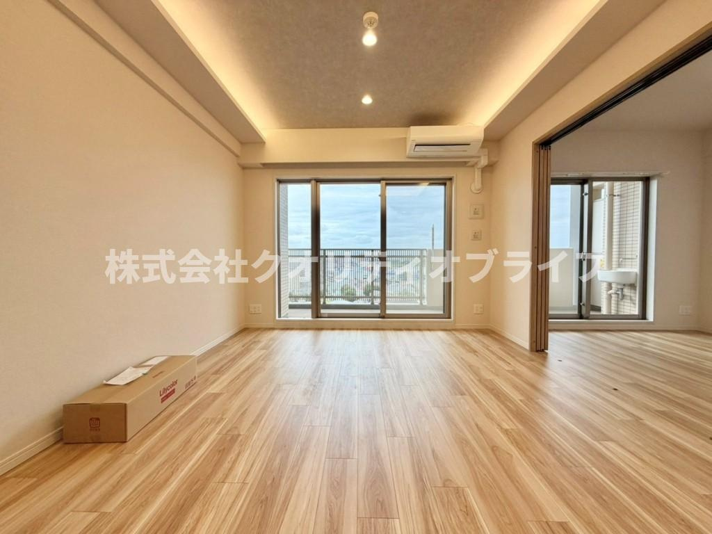 バルコニーに広く面した横長タイプのリビング。窓が大きいため開放感があり、ダイニングスペースとリビングスペースの家具の配置をスッキリと分けることができる間取りです。