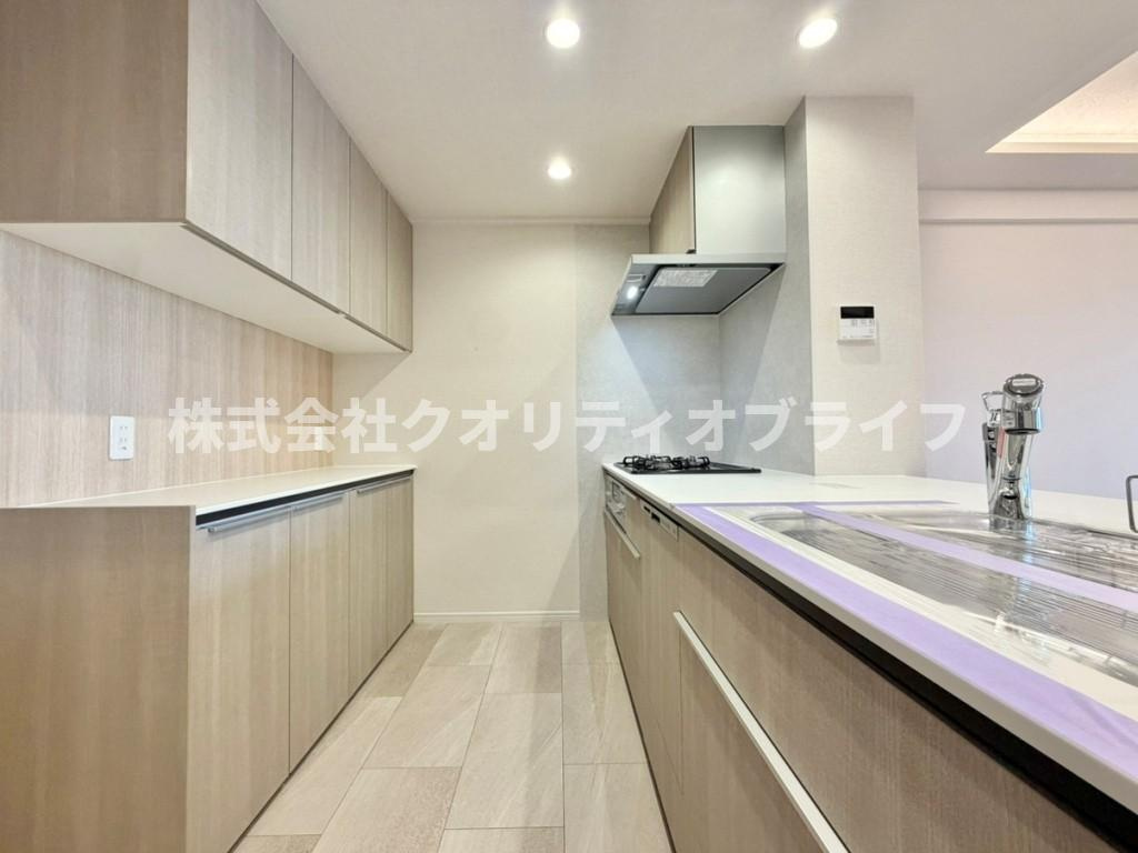 リビングのインテリアと美しく調和する、家具のようにおしゃれなキッチン。お気に入りの調理器具や食器を並べて、自分だけのこだわりの空間を創り上げる楽しさが広がる、スタイリッシュな佇まいです。