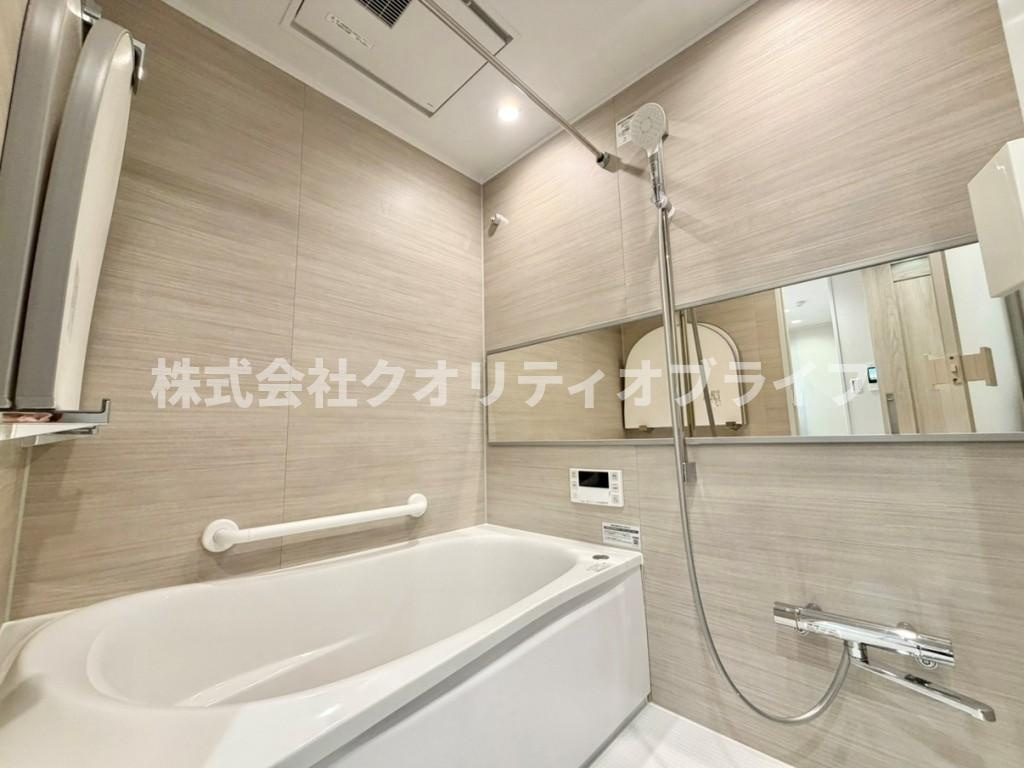 1日の疲れをゆったりと癒せる、クリーンで心地よいバスルーム。お気に入りの入浴剤を入れて、贅沢なリラックスタイムを過ごせる空間です。毎日のバスタイムが楽しみになるような、開放感のある設計です。