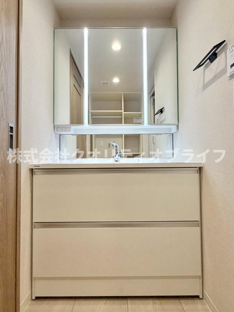 朝の身支度がスムーズにできる便利な三面鏡付きの洗面化粧台。鏡の裏はすべて収納スペースになっており、散らかりがちな洗面まわりの小物を隠してスッキリと片付けることができます。