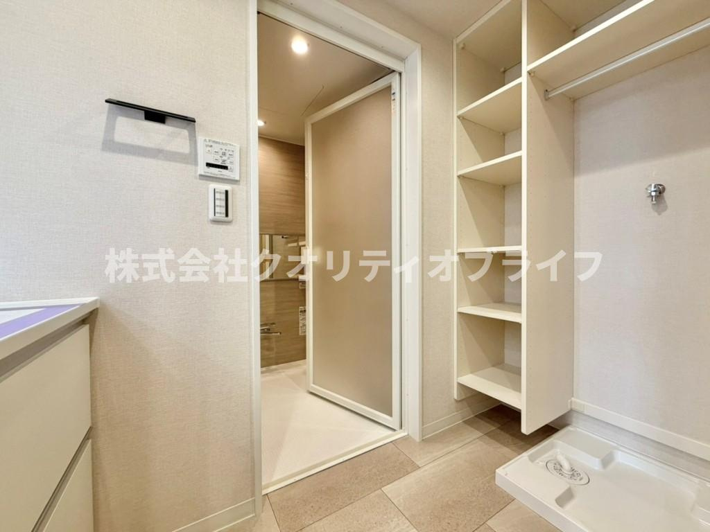 ゆとりある洗濯機置き場を併設した、使い勝手の良い洗面脱衣室。お風呂場への動線もスムーズで、脱衣から洗濯、朝の準備までを一歩の移動で効率よくこなせる、家事ラクを意識した機能的な間取りです。