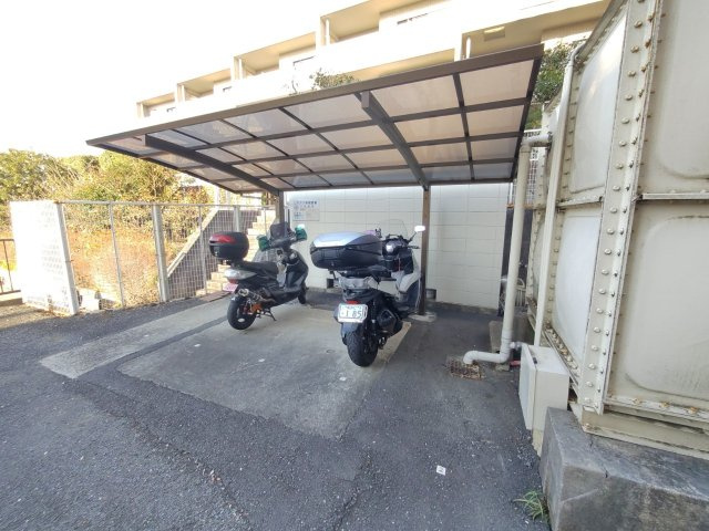 バイク置場　年額1500円　駐輪場　年額1、000円ステッカー代300円