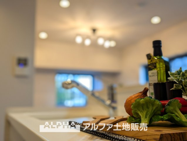 【Kitchen　Top】　◆キッチンTOP◆は大理石調の滑らかですべすべした表面を採用。ホワイト・キッチンTOPで調理しテーブルに並べる。食する料理に家族が舌鼓を打ち自然と笑いが絶えない場所になる。