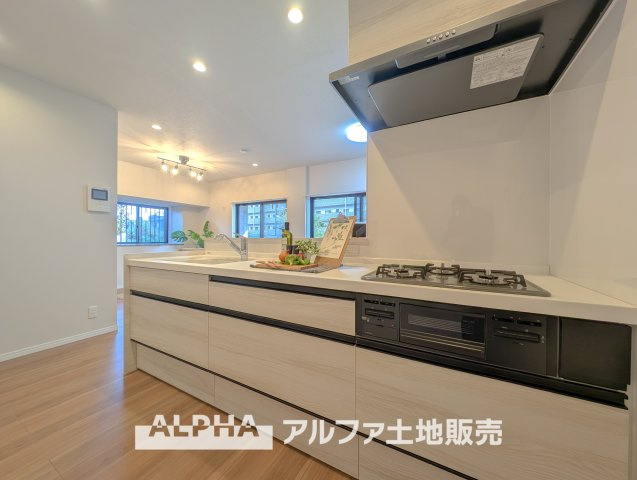 【Low-Profile　Range　Hood】　◆スリムレンジフード◆静かに心地よく空気を整えるリファインド設計。油汚れも付きにくく、お手入れも簡単。清潔で美しいキッチン空間を保ちます。