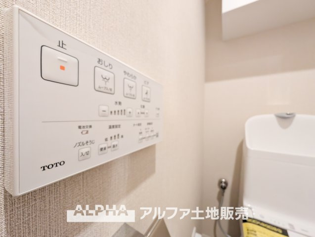 【Warm　water　flush　toilet】　◆温水洗浄便座付きトイレ◆お掃除も楽々。快適に過ごすためには今や欠かせない設備の一つです。壁掛けリモコンで使いやすくいつでも清潔に保てます。