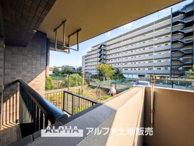 【Blue　sky　terrace】　◆青空テラス◆ベランダから望む紺碧の空からそよ風、そして目に映るのはグリーン広がる風光明媚な世界。それは清々しい自然の薫りを肌で感じる幸せな空間。