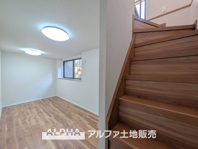 【Maisonette】　◆メゾネット◆フランス語で「小さな家」という意味を持ち、マンションでありながら戸建感覚のように住める楽しさ。子供たちのはしゃぐ姿が微笑ましい。