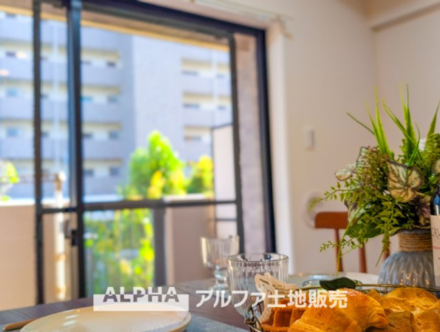 【Cool　wind】　◆窓を開けると◆冷涼な風、そよぐリビング。だんらんの場所はここから始まり、ここで終わる。家族の笑顔が集う素敵な場所だから、こだわり抜いた思いが詰まっているのだと思う。