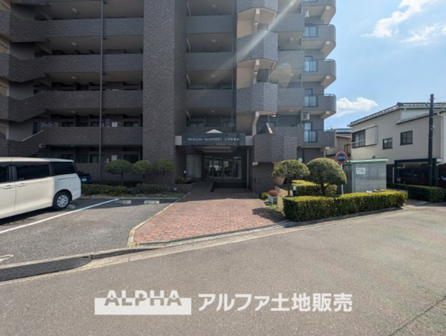 【Entrance】　◆エントランス◆管理の行き届いた綺麗なエントランスは、扉を開けると温もりと幸せと楽しさいっぱいの我が家に帰ってきたんだなと落ち着く瞬間。