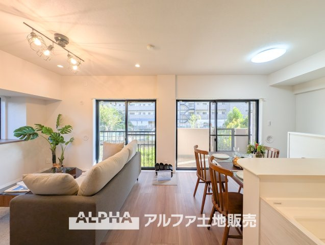 【Living　room】　◆時を忘れる場所◆ここにはみんなが集い、食事と楽しい会話が始まる。話に夢中になりすぎて、ついつい時を忘れ夜半過ぎになってしまう。そんな束の間の幸せを感じさせてくれる場所。