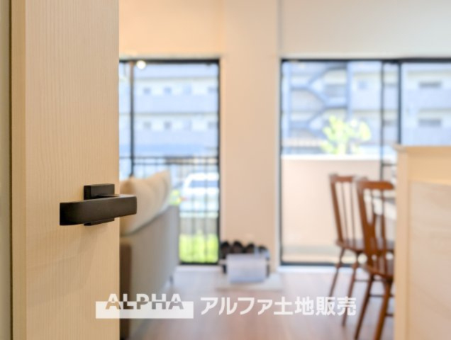 【Love】　◆愛する人達◆との幸せな時間をここで楽しむ。採光、耐震性、デザイン、そして対面キッチンを備えたユーティリティー。何も妥協しないライフスタイル。愛する家族を大切にする人達が住まう家。