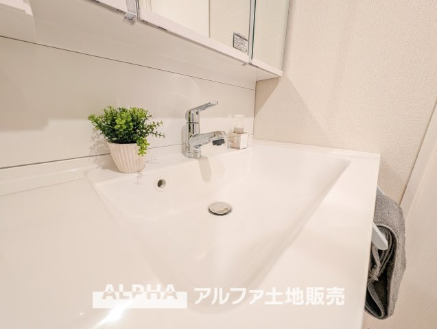 【Vanity　with　Three　Mirrors】　◆三面鏡洗面化粧台◆身支度で使う歯ブラシや化粧品などの小物も鏡裏にすっきり収納。生活感を抑えて朝のひとときも快適に過ごせスタイリッシュな空間に。