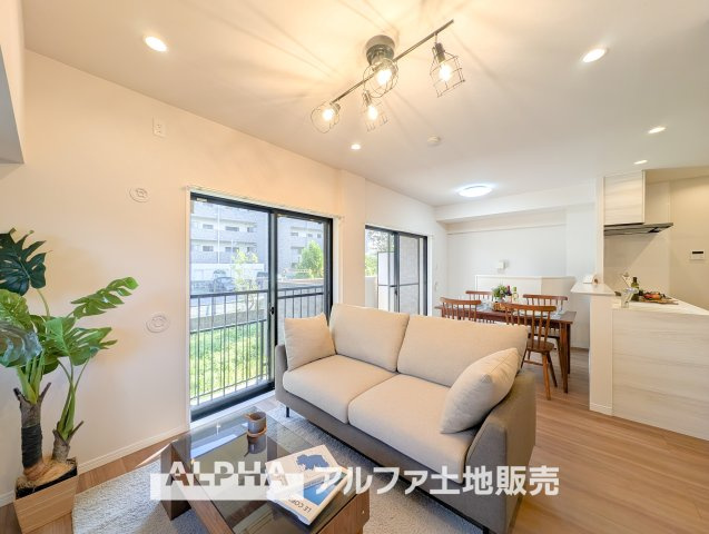 【Livingroom】　◆爽やかな空間◆窓をあけるとリビングに通り抜ける清々しく心地よい冷涼なそよ風がこの空間を涼しくしてくれる。風通しの良さは人にとっても家にとっても健康的で気持ちいいものです。