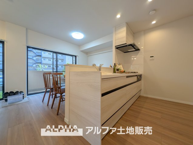 【Happy　circle　Kitchen】　◆団欒キッチン◆対面のキッチンからは家族の団欒が飛び交い明るい陽射しを浴びながらの朝食はまるでドラマのワンシーンみたい。