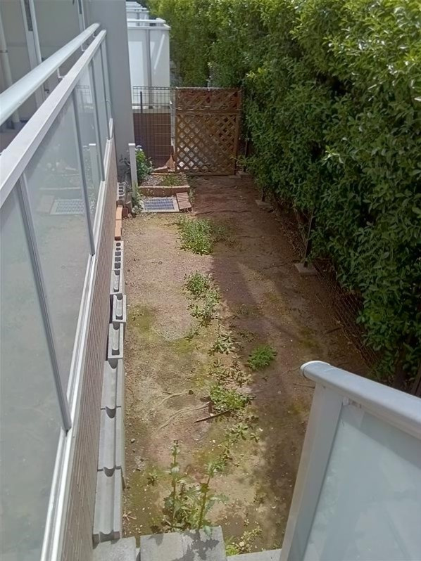 専用庭には外扉がついているため直接外に出る事が出来ます。ワンちゃんのお散歩に役立ちます。